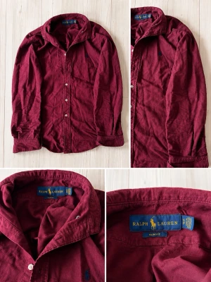 Ralph lauren skjorta  - Vinröd Ralph lauren skjorta med marinblått märke, otroligt bra skick! Inga märken, skador eller defekter och har väldigt få tecken på användning. Endast lite skrynklig på bilden, men går ju att fixa. Storlek S.