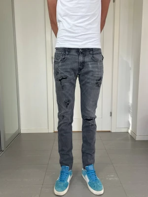 Replay Anbass Jeans - Säljer nu dessa Replay Anbass Jeans med snygga slitningar i populär design, mått ca 37,5 o 104 cm. skriv för fler bilder/frågor🙌🏼
