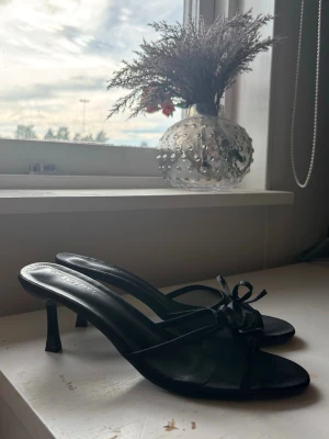 Svarta kitten heels - Svarta kitten heels, helt oanvända. Endast testats. Säljes pågrund av passform. - står strl 40 men skulle säga att dem är mer åt strl 39.