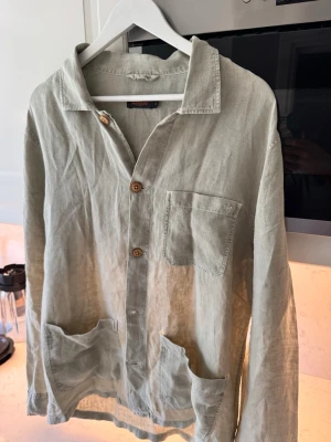 Morris linnéovershirt  - Snygg linne overshirt från Morris storlek m, modell på bilden är 187 o 78kg. Pm för fler frågor, finns ett litet hål vid ena fickan men inget som syns under användning, 