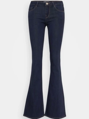 Low tall bootcut jeans  - Snygga mörkblå bootcut jeans från Only i tallmodellen. De är köpta för två år sedan och har använts en del därav slitningarna längst ner eftersom de är lite längre, är 173 men föredrar lite längre jeans. De är i xxs/34 och 34 är längden och xxs är storleken men tycker de är utstretchade och större i storleken. Orgpris är 500, men pga defekter så sätter jag en del lägre pris🤍