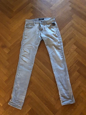 Ljusblåa skinny jeans från Replay - Säljer dessa ljusgrå Replay anbass. Skicket 7/10 därmed ett billigt pris 350kr