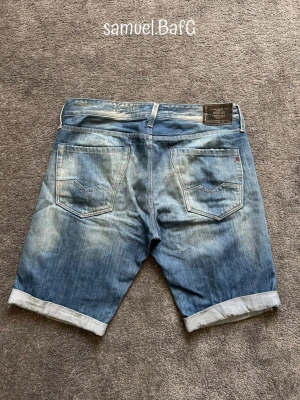Replay Denim Shorts - Snygga Blåa shorts från Replay passar perfekt till sommaren. Storlek W34. 