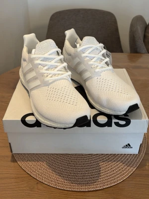 Adidas Ultraboost 1.0 - Adidas Ultraboost 1.0, Skick: 10/10 – helt oanvända, kommer med originalbox. Vid frågor eller intresse, skicka gärna ett DM.