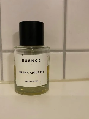 ESSNCE Drunk Apple Pie parfym - Se mängd enl bild