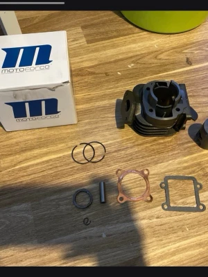Cylindersats MotoForce till moped - Säljer en komplett cylindersats från MotoForce till moped. Innehåller cylinder, kolv, kolvringar, packningar, låsring och distans. Allt i svart och metallfärgat material, levereras med originalkartong. Perfekt för dig som vill trimma eller byta ut din mopeddel.