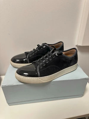 Lanvin Elephant Grey skor - Säljer nu dessa Lanvin skor i den mycket eftertraktade slutproducerade färgen elephant grey! De är i grymt skick, exakt som på bilderna med inga tydliga defekter och använda mycket varsamt! Storlek 10 eller 44! Allt og tillkommer som box, dustbags och extra sko snören. Bara att skriva vid frågor 👌!