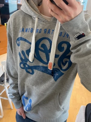 Vintage 2000s Superdry hoodie (Sällsynt) - Säljer nu denna sjukt snygga vintage 2000s hoodie från Superdry ur en limiterad upplaga😊 Säljs ej längre i butik och är därav väldigt eftertraktad! Riktigt fint skick och passar perfekt till allt🤩 Både varm och bekväm 🤝 Skriv vid funderingar 📲