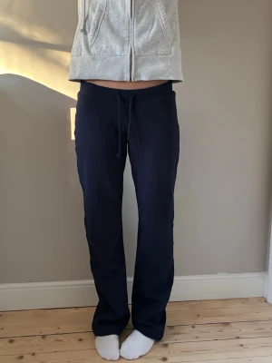 Mjukisbyxor med vingar - Marinblåa mjukisbyxor från gina. Inga defekter då dom är helt oanvända. storlek 158-164