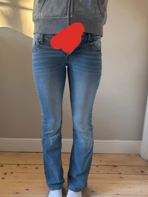 ljusblå low waist jeans - Säljer dessa ljusblåa low waist bootcut jeans i storlek 32. Använda ett fåtal gånger men inga defekter eller liknande. Pris kan diskuteras
