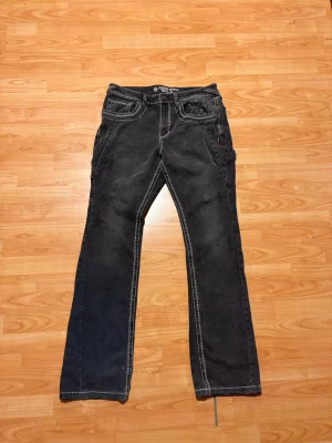Svarta baggy jeans med kontrastsömmar - Säljer ett par stacked streetwear alternative jeans från märket ninth hall. Köpt ifrån en butik i USA så finns inget liknande här i Sverige.