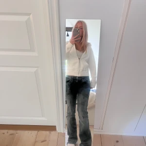 Hoodie med dragkedja  - Hoodien är från Ralph Lauren, super skön. Kostade 1000kr säljer för minst 300.   Kontakta för bud. Är i bra skick. Den har inga snören och 2st små fläckar som förmodligen går bort om man tvättar med galltvål. Säljer den då jag köpte den av en annan tjej och hon framgick inte med dessa skavanker.