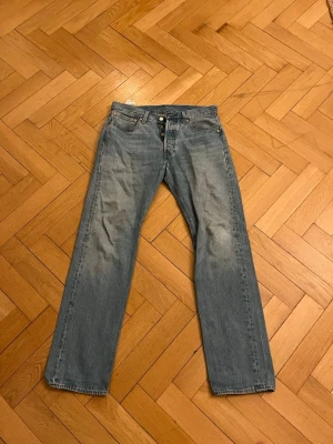 Levi's 501 - Säljer ett par Levi’s 501 i storlek 32x32. Använt ett fåtal gånger så är i bra skick och inga defekter. Hör av er vi frågor och funderingar! 