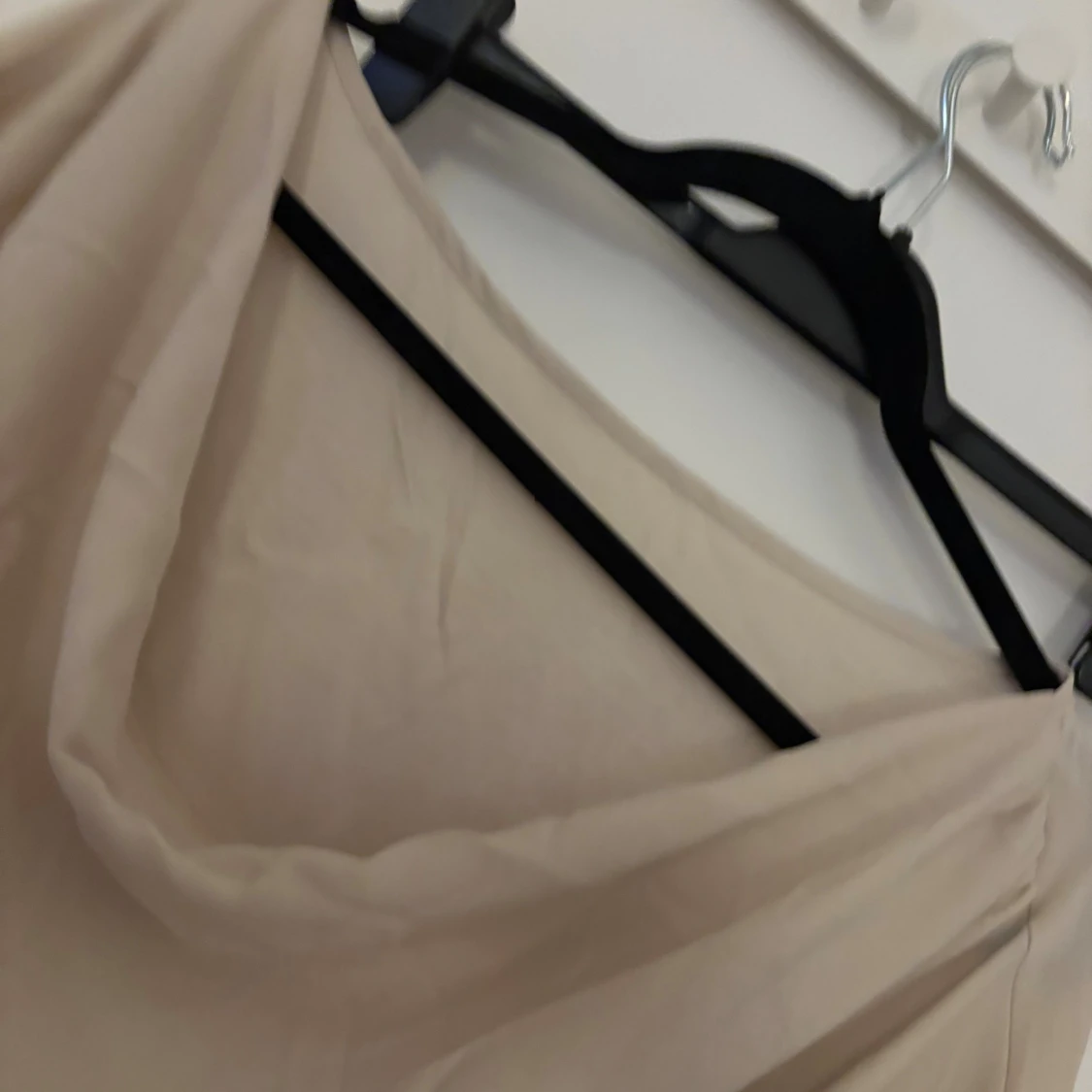 Beige långklänning med drapering - 3