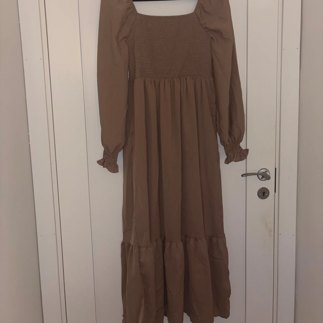 Brun långklänning med puffärmar