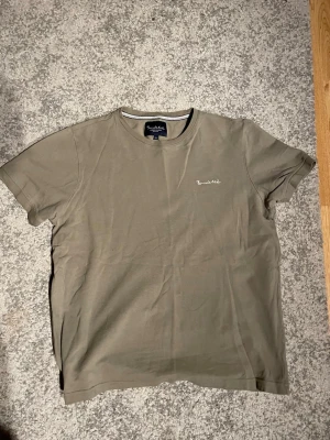 Olivgrön t-shirt från Bondelid - Snygg olivgrön t-shirt från Bondelid med diskret logga på bröstet. Klassisk rund halsringning och korta ärmar. Perfekt för en avslappnad och stilren look.