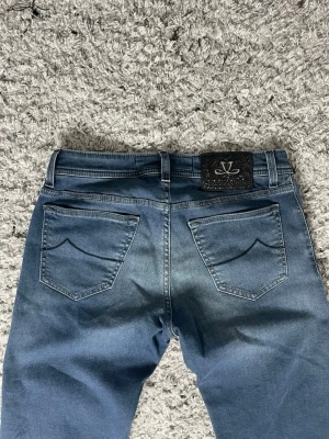 Blå jeans från Jacob Cohën  - Snygga blå jeans från Jacob Cohën som har ett nypris över 5000kr medans jag säljer dessa för endast 1099kr! Modellen heter ”Style 688” och storleken är W30. Hör gärna av er vid funderingar eller frågor!