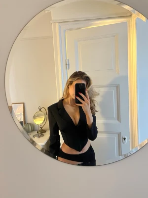 Oanvänd kavaj från Missguided - Svart cropped kavaj från Missguided med markerad midja och klassisk krage. Långa ärmar och snygg, figurnära passform. Oanvänd, lapp finns kvar. Storlek 36