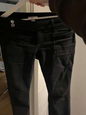 Bootcut Jeans Gina💕 - Svarta bootcut jeans från ginatricot 💕 använd ett antal gånger och har lite slitage i ändan av benen dock ingenting som märks 💕säljer då de ej kommer till användning. Har inga missfärgningar från tvätt eller liknande. Säljes inte längre 