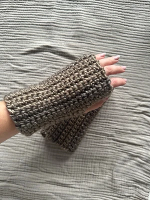 Virkade handledsvärmare - Egentillverkade handledsvärmare i ett beiget ullblandat garn. Tvättas i 30 grader