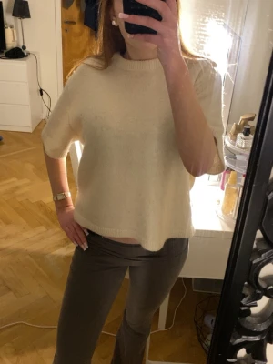 Beige croppad stickad topp - säljer denna tröja då den inte kommer till användning, har få defekter bara lite nopprig som man inte märker av!💞