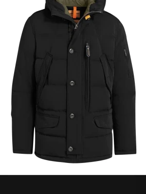 Svart dunjacka från Parajumpers - Stilren svart dunjacka från Parajumpers med huva, dragkedja och knappar framtill. Jackan har flera praktiska fickor, både med lock och dragkedja, samt en hög krage. Perfekt för kalla vinterdagar tack vare det varma dunfodret.