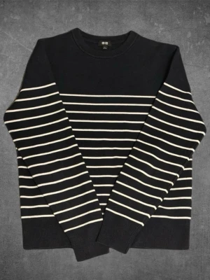 Mörkblå randig tröja från Uniqlo - Schysst Mörblå stickad tröja från Uniqlo. Nästan slutsåld överallt! Inga defekter, fint skick. Bara o höra av dig vid funderingar👌