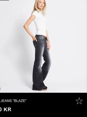Lager157 Blaze jeans! - Säljer ett par jätte snygg, kända, storlek S med full/tall längd, lågmidjade gråa jeans! Köpte hos lager157 säljer för att dom används inte ofta. Pris kan alltid diskuteras💗 (Använda ett par gånger)