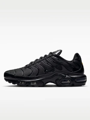 Nike Air Max Plus Triple Black - Svarta Nike Air Max Plus sneakers med mesh och syntetiska överdrag, ikoniska vågformade linjer och synliga Air Max-enheter i sulan. Snygg och sportig design med helsvart look och diskret Swoosh-logga på sidan.