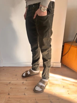 Replay ANBASS - Säljer ett par fräscha mörkgröna replay jeans Jeansen har synliga sömmar och normal midja. Perfekta för dig som vill ha en avslappnad men ändå stilren grisch look.