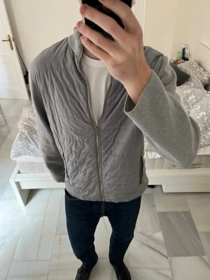 Grå cardigan jacka  - Säljer en väldigt snygg cardigan jacka i storleken XL, men den är liten i storleken och sitter mer som en L 😁                                                                   ——————————————————————————                                                          📐| Storlek: XL (mer som L)                                  👖| Märke: Massimo Dutti                                     🔎| Skick: Bra skick                                                  ✍🏻| Skriv om du har några frågor
