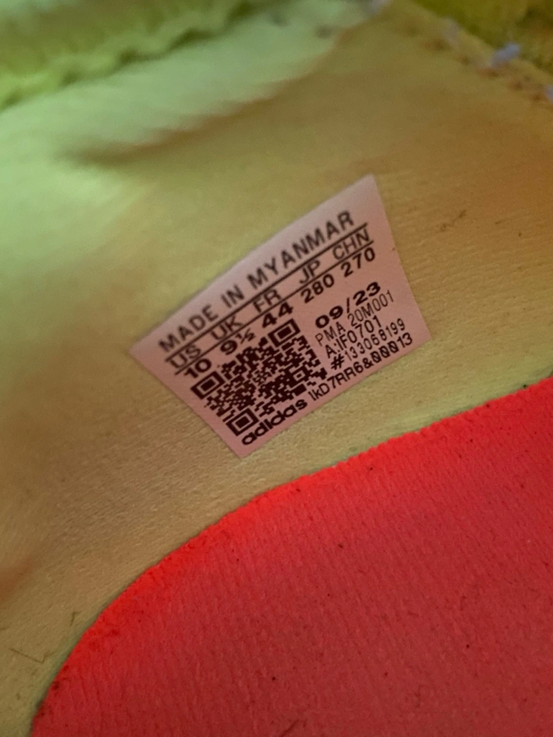 Neongula Adidas fotbollsskor inomhus  - 2