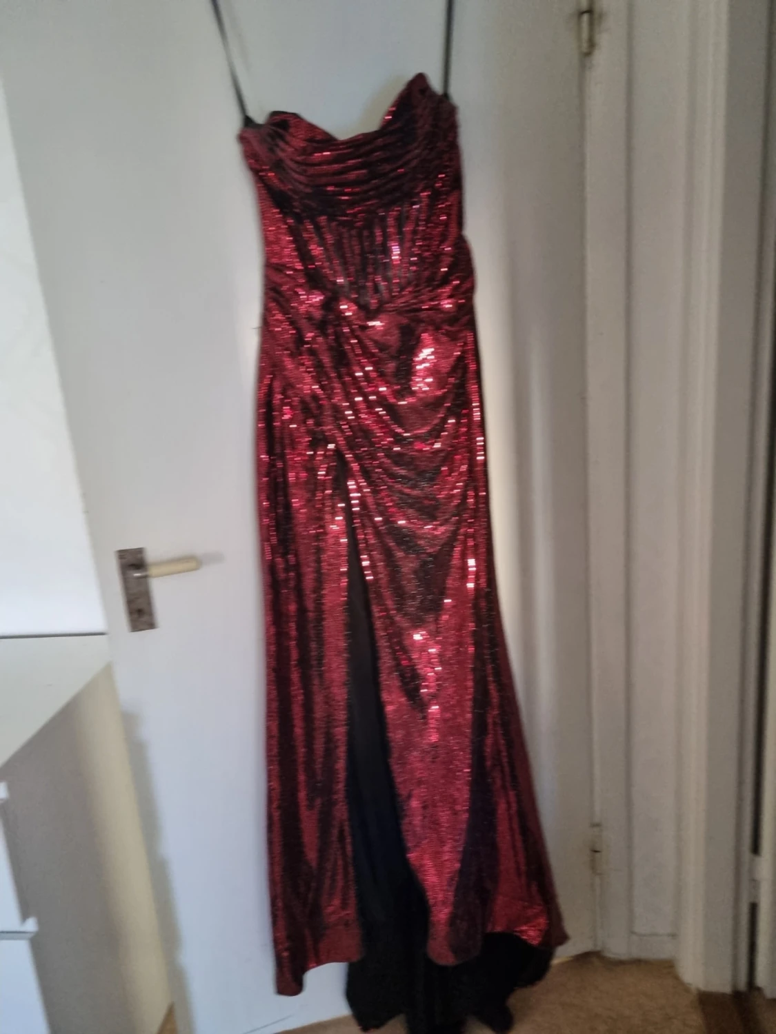 Vinröd glittrig långklänning - 6