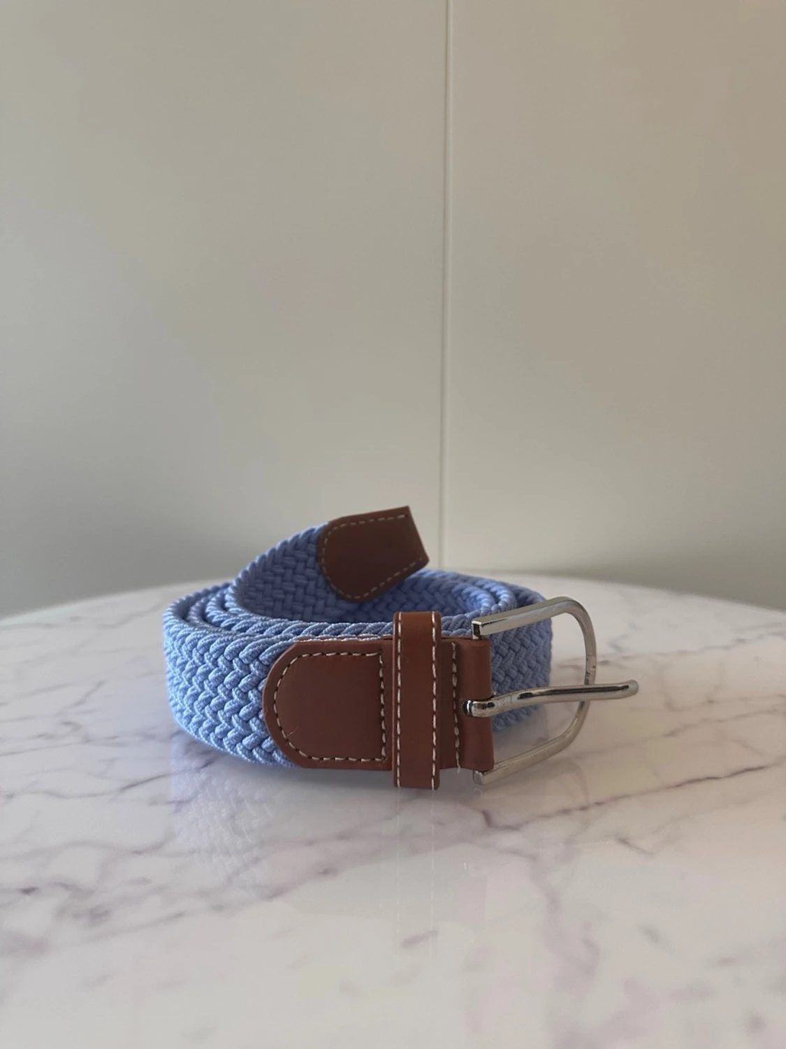 Blått flätat bälte