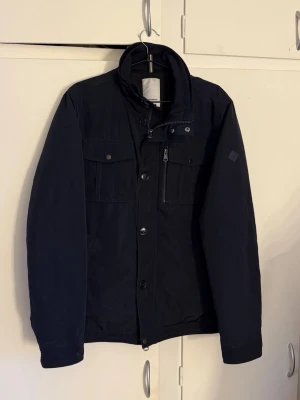 J. Lindeberg jacka - Säljer nu en riktigt snygg J.Lindeberg jacka i storlek L. Skicket är mycket bra! Hör av er vid frågor👍