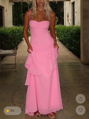 Rosa klänning  - Intressekoll på denna otroligt fina klänning som aldrig är använd, slutsåld! Storlek 6, motsvarar storlek 34! Dåligt ljus på sista bilden, den är mer åt de rosa håller egentligen 