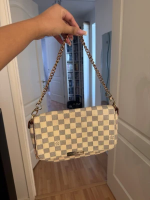 väska - väska, har vissa defekter och tecken på att den är använd. annars superfin