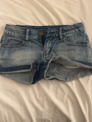 Blå jeansshorts - Snygga blå jeansshorts. I storlek 26 men jag skulle verkligen säga att dom är mindre så runt 24