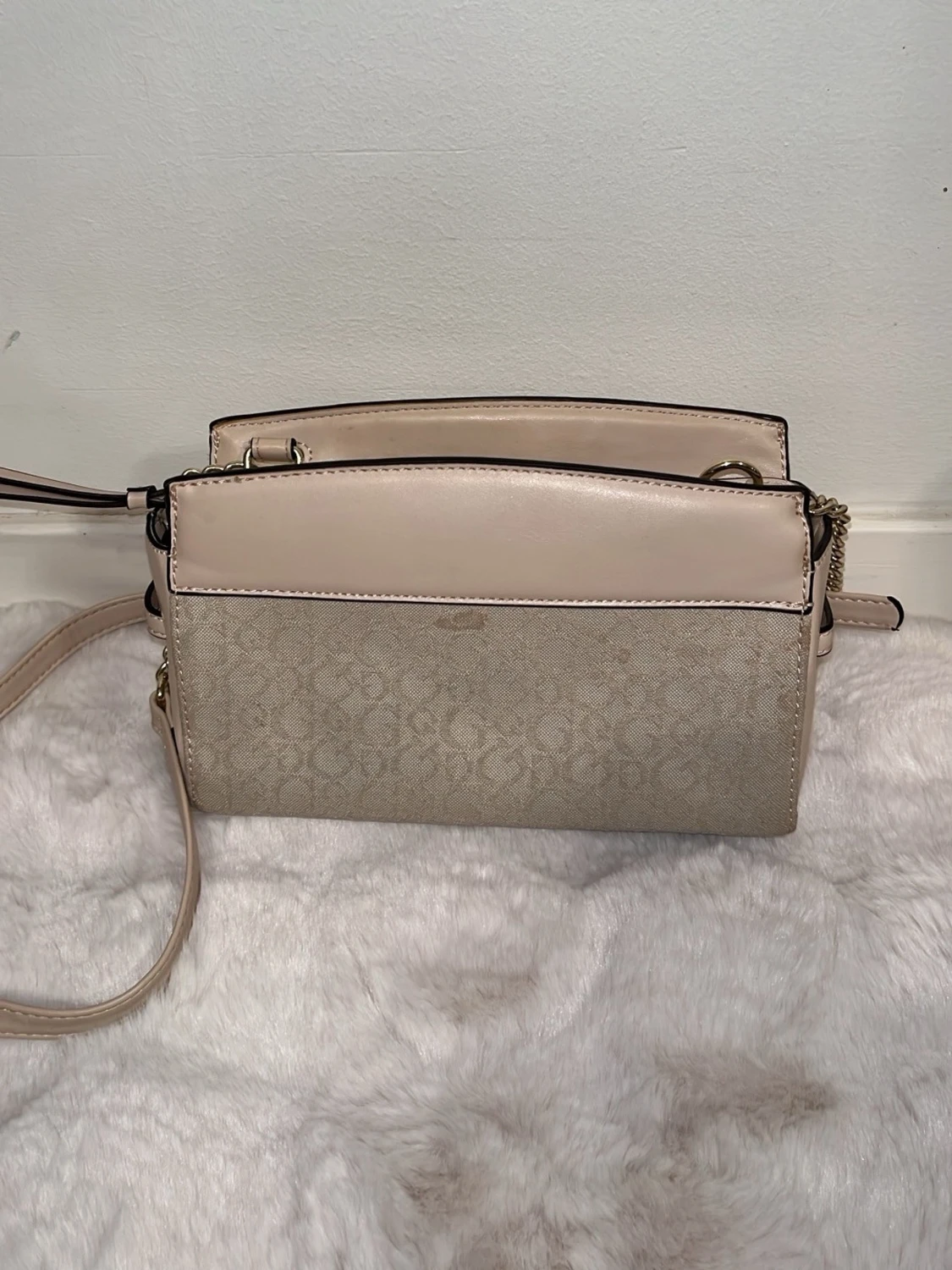 Beige axelväska från Guess - 1