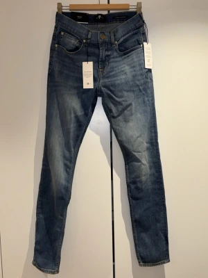 Jeans från 7forallmankind - Säljer nu mina jeans från 7forallmankind. Säljer dem eftersom dom att de inte har kommit till användning. Jeansen är helt nya med tags. Modellen är slimmy tapered och är i storlek 29. Måtten på jeansen är midja: 37cm och ytterben:105cm. Skriv om ni har några frågor eller funderingar!