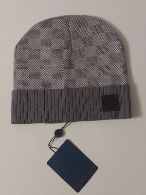 L V mössa grå - Helt ny mössa. Aldrig använd, i perfekt skick. Mjukt och bekvämt material. One size – passar de flesta. Stilren design, se bilder för detaljer.