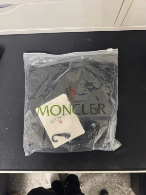 Svart mössa - Säljer en svart mössa de fler ni köper det billigare det blir