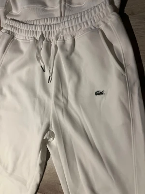 Lacoste byxor vita  - .