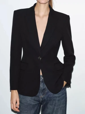 Svart kavaj Zara - Säljer en jättesnygg svart kavaj, använd en gång, med prislappen fortfarande på, från Zara då den är för liten på mig💗Köpt nypris 700kr