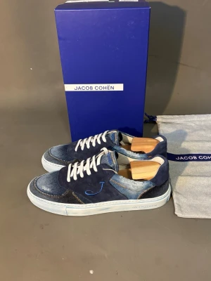 Jacob Cohën dreamer - Sjukt snygga Jacob cohen dreamers. HELT NYA ☀️. Storleken är 43,5, skon sitter väldigt bra och bekvämt och skulle säga att den t.om passar 42,5.  Modellen är väldigt unik och sällsynt därmed har skon ett högt värde. Skriv vid funderingar!! 