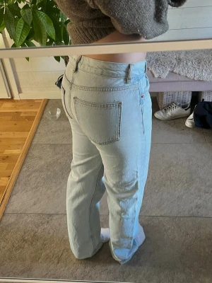 ljusblå raka lågmidjade jeans - super snygga jeans i bra skick, sparsamt använda! kan fixa mått ifall de önskas 🥰💓