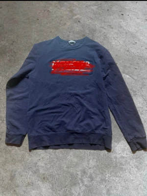 Mörkblå sweatshirt - En basic mörkblå sweatshirt. Tröjan har en klassisk passform och ribbade muddar vid ärmslut och nederkant. Perfekt att styla med jeans eller joggers för en avslappnad look.    Ask for more pictures. (Monclizzy)