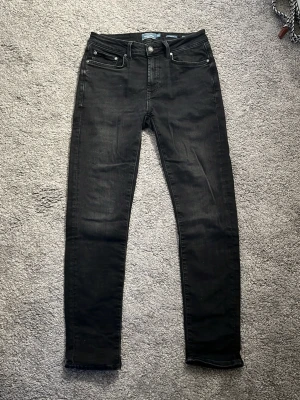 Slim fit jeans - Ett par svarta jeans från Dressman i storlek 30/30 och passformen slimfit. Jeansen är helt oanvända för att jag glömde använda. Nypris är 600-800kr. Fråga om du vill se fler bilder!