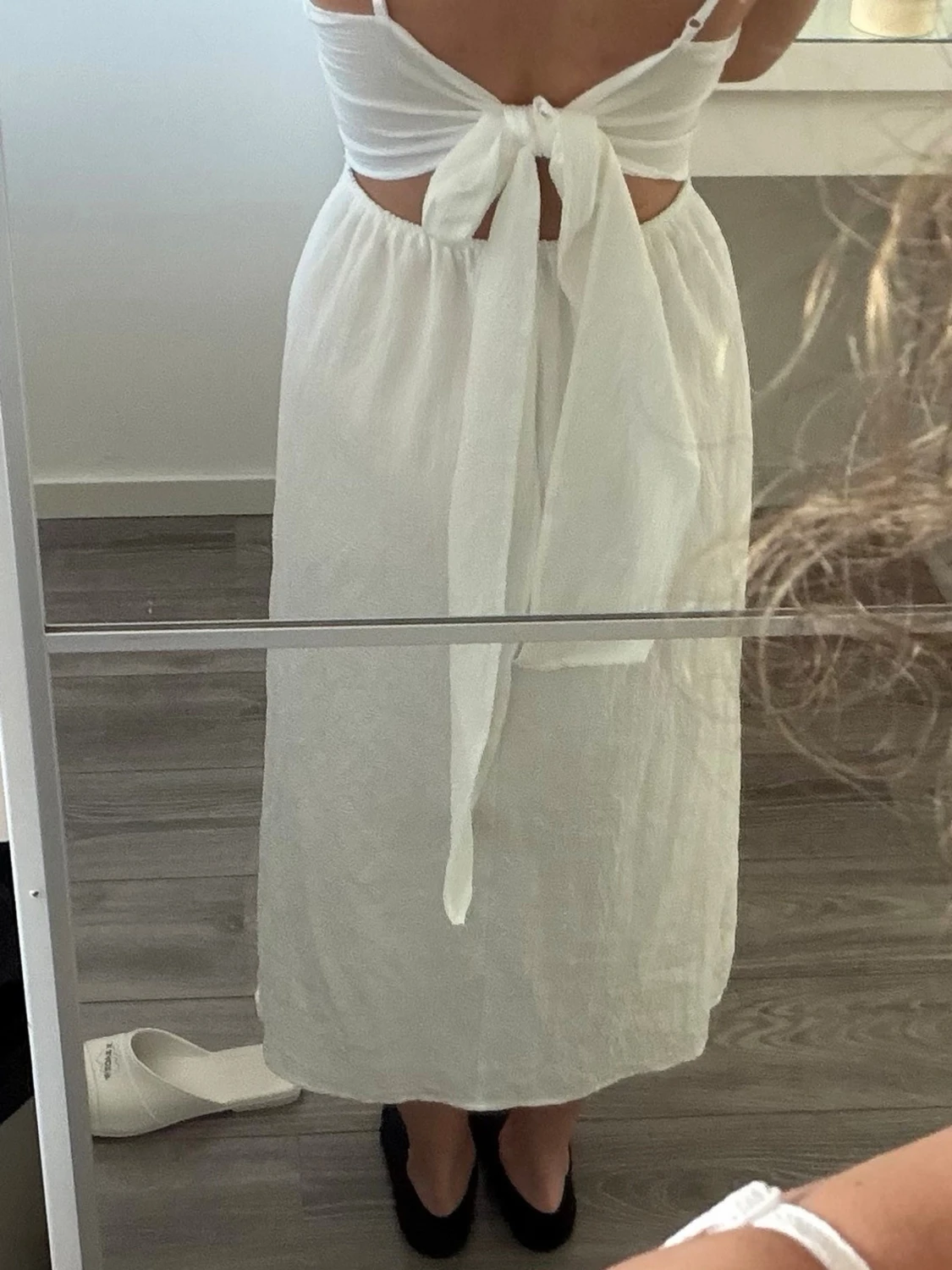 Vit långklänning med knyt och slits - 1