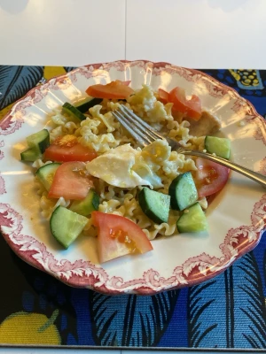 Skål med kyckling pasta. (Säljer bara pastan inte tallriken). - Krämig pasta med kyckling och tomat.